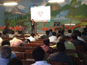 Presenting AMO® at a regional meeting of church leaders in Oaxaca