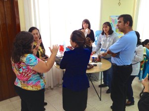 Class discussion continues during coffee-breaks in Puebla.